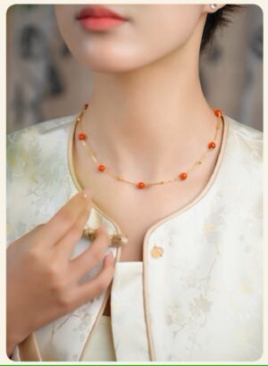 Like a natural agate necklace in the scorching sun.