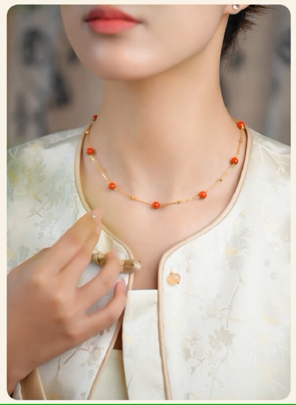 Like a natural agate necklace in the scorching sun.